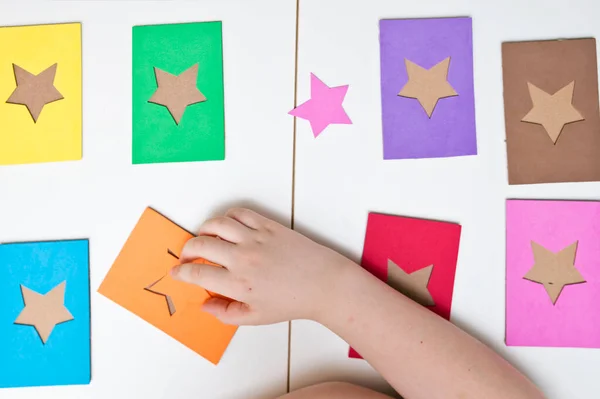 Imparare Colori Gioco Corrispondenza Trovare Carta Ogni Stella Artigianato Minuti Foto Stock