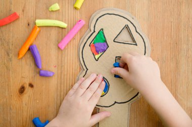 Şekil ve renkleri öğreniyorum. Ev yapımı 5 dakikalık uçak. Şeklini plastikle doldur. Çocuk gelişimi için Montessori yöntemi. Anaokulu ya da anaokulu çocukları için uygulama.