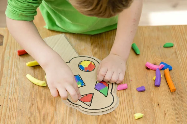 学习形状和颜色 Diy家制造了5分钟的工艺 用塑料填充这个形状 Montessori儿童发展方法 为幼儿园或学龄前儿童实施 — 图库照片