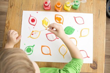 Sonbahar yaprakları. Çocuk boyama ağacı pamuk pedleri şeklinde bırakır. Boru tesisatı sanatı. Odaklanma ve konsantrasyon için Montessori metodu. Pratik Yaşam Yetenekleri, Rahatlatıcı Etkinlikler.