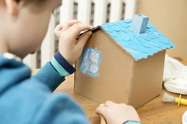 Chlapec Staví Little Blue Paper House Aktivity Doma Tvůrčí Nápady Royalty Free Stock Fotografie