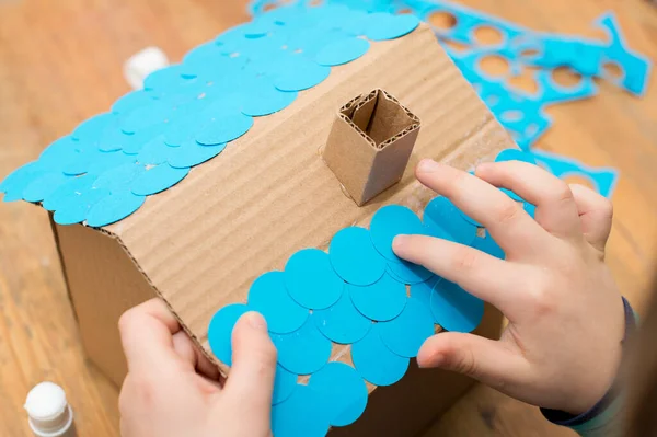 Хлопчик Будує Маленький Блакитний Паперовий Будинок Діяльність Вдома Творчі Ідеї Стокове Зображення