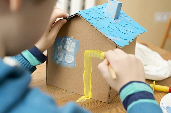 Ragazzo Che Costruisce Little Blue Paper House Attività Casa Idee Foto Stock