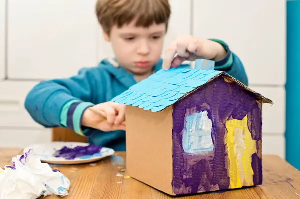 Chlapec Staví Little Blue Paper House Aktivity Doma Tvůrčí Nápady Royalty Free Stock Obrázky