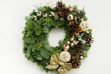 Kış mevsimi kutlamaları. Yeni yıl festivali. Bir Advent çelengi ile şenlik arka planı. Noel havası. El yapımı dekorasyon.