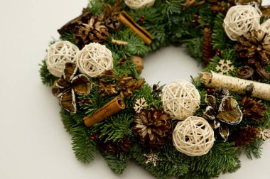 Kış mevsimi kutlamaları. Yeni yıl festivali. Bir Advent çelengi ile şenlik arka planı. Noel havası. El yapımı dekorasyon.