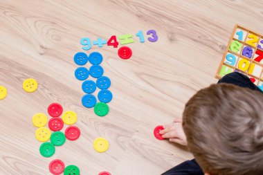 Matematik ve eğlence. Renkli doğal ahşap ile büyük düğmeleri saymak ve işaretlemek. Oyun bitti. Evde oyna. Öğrenme metodu. Erken eğitim, sayma oyunu, iyi motor beceriler..