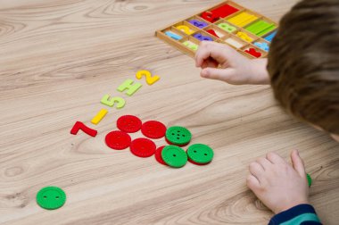 Matematik ve eğlence. Renkli doğal ahşap ile büyük düğmeleri saymak ve işaretlemek. Oyun bitti. Evde oyna. Öğrenme metodu. Erken eğitim, sayma oyunu, iyi motor beceriler..