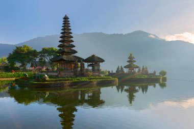 Bali adasındaki Pura Ulun Danu Bratan tapınağı. Güzel bale tapınağı. Bali 'nin simgesi. Bulutlu gökyüzü. Su yansıması. Bratan Gölü, Bedugul, Bali, Endonezya