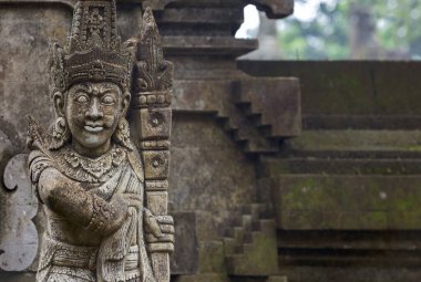 Hindu tapınağında taşa oyulmuş geleneksel iblis muhafızlar, Pura Tirta Empul, Bali, Endonezya