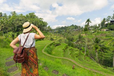 Genç güzel kadın sanatçıların Campuhan Ridge yolu üzerinde yürüyüş, Bali, Ubud. Güzel sakin güneşli sabah
