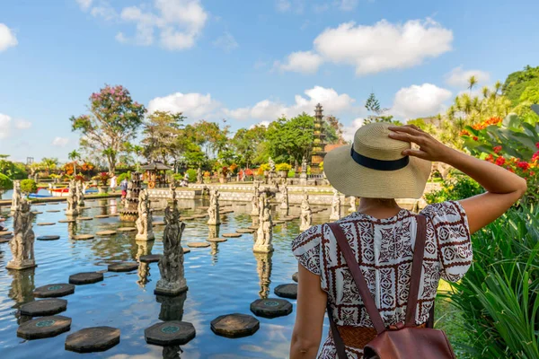 Mujer Viajera Vestida Blanco Sombrero Paja Templo Taman Tirtagangga Bali — Foto de Stock