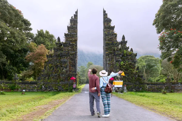 Pareja Viajeros Handara Gate Bali Indonesia Dos Turistas Explorando Monumentos — Foto de Stock