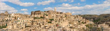 Antik Matera şehrinin panoramik manzarası (Sassi di Matera) gün doğumunda güzel bir altın sabah ışığı, Basilicata, Güney İtalya