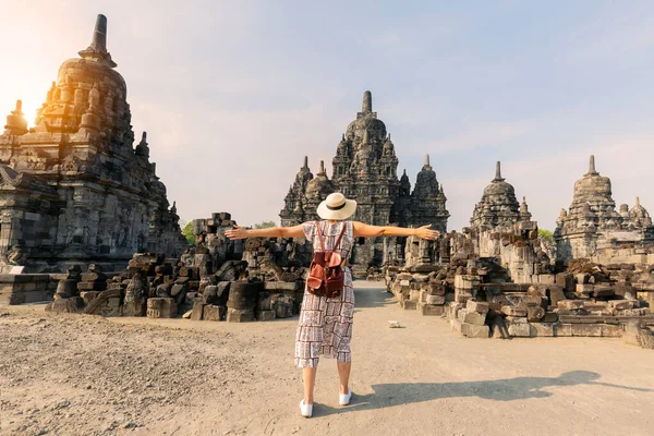 Kvinna Står Framför Gamla Sewu Tempel Indonesien — Stockfoto