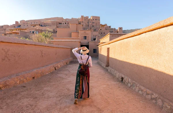 Bella Giovane Donna Felice Viaggiare Marocco Ait Ben Haddou Kasbah — Foto Stock