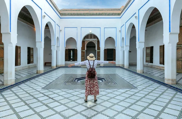 一个在El Bahia张开双臂的游客2014年8月24日 来自世界各地的游客在摩洛哥马拉喀什参观了这座宫殿 它是19世纪东方建筑的一个例子 — 图库照片