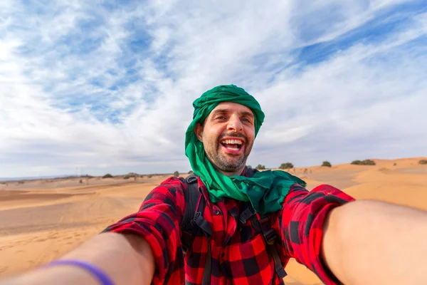 Happy Male Tourist Taking Selfie Sand Dunes Africa Desert Sahara — Stock Photo, Image