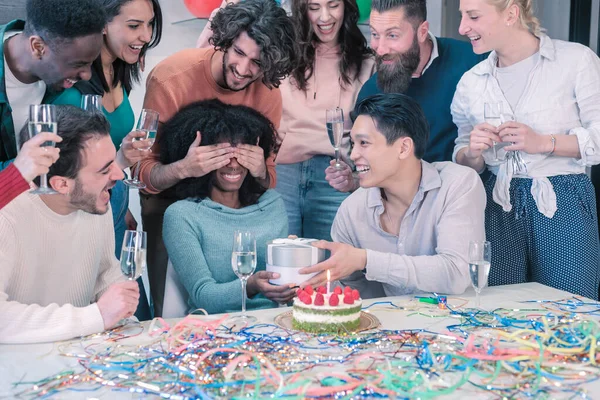 Grupo Pessoas Multi Étnicas Felizes Comemorando Aniversário Entre Amigos Sorrindo — Fotografia de Stock