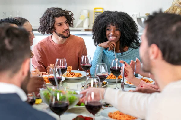 Gli Amici Multietnici Mangiano Spaghetti Con Salsa Pomodoro Insieme Nella — Foto Stock