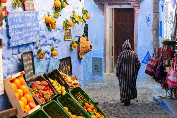 Hombre Caminando Calle Chefchaouen Marruecos — Foto de Stock