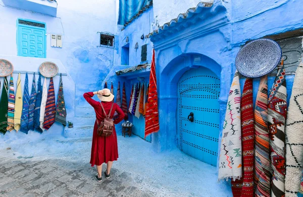 Colorido Viaje Por Marruecos Mujer Joven Vestido Rojo Caminando Medina — Foto de Stock