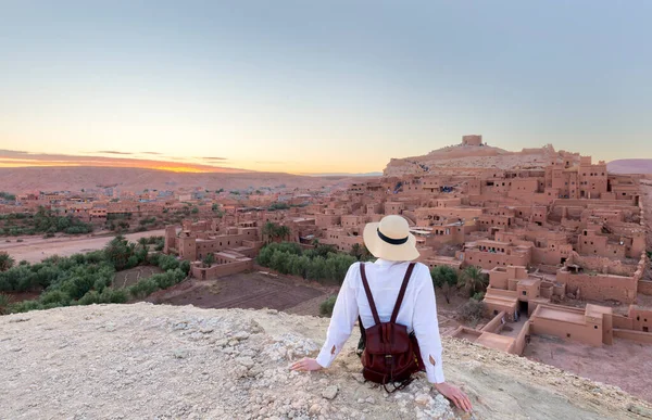 Ait Ben Haddou Nas Montanhas Atlas Marrocos Turista Mulher Olhando — Fotografia de Stock