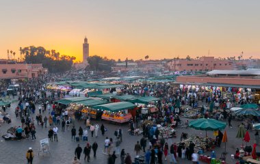 Marakeş, 01 / 01 / 2023: Jamaa el Fna pazar meydanı, Marakeş, Fas, Kuzey Afrika. Jemaa el-Fnaa, Djema el-Fna veya Djemaa el-Fnaa, Marakeş 'in Medine bölgesinde yer alan ünlü bir pazar..