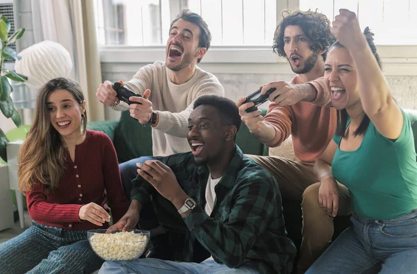 Vriendengroep Spelen Videospelletjes Samen Thuis Hebben Plezier — Stockfoto