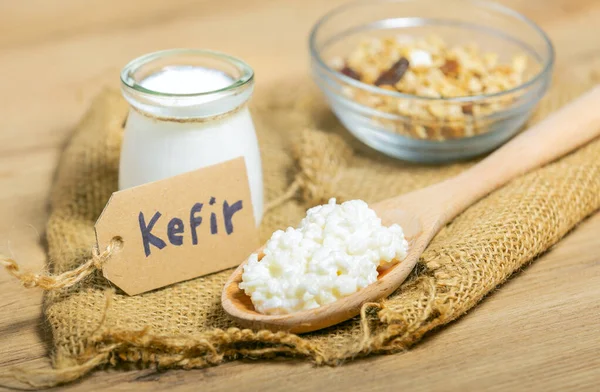 Grãos Kefir Colher Madeira Frente Copos Kefir Yogurt Parfaits Kefir — Fotografia de Stock