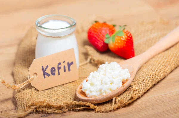 Grani Kefir Cucchiaio Legno Davanti Tazze Kefir Yogurt Parfaits Kefir — Foto Stock