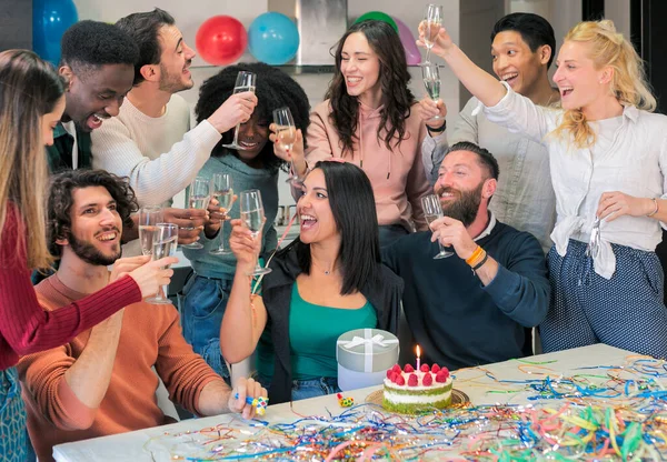 Hoera Hebt Vandaag Een Verjaardag Diverse Multiraciale Groep Opgewonden Vrienden — Stockfoto