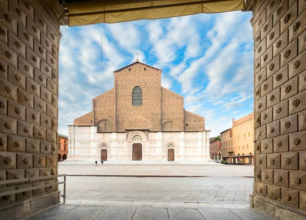 イタリア ボローニャ 日の出のサン ペトロニオ大聖堂の眺め — ストック写真
