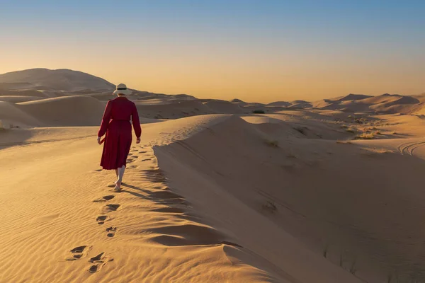 Young Beautiful Woman Red Dress Walks Sand Dunes Reaching Top — Stock Photo, Image
