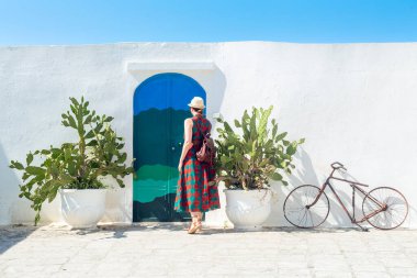 Ostuni (Puglia - İtalya) şehrinde, kaktüslü ve geleneksel beyaz duvarlı Mavi Kapılı Turist).