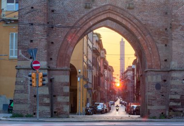 Bologna, İtalya - İki Kuleler (Torri Due), Asinelli ve Garisenda, Ortaçağ Bologna kulelerinin sembolleri.