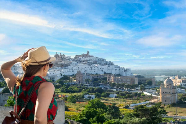 Jovem Turista Elegante Com Chapéu Olhando Para Ostuni Cidade Branca — Fotografia de Stock