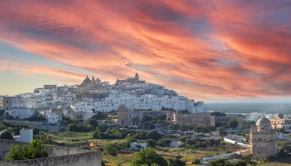 Ostuni beyaz şehir silueti, Brindisi, Apulia güney İtalya. Avrupa.