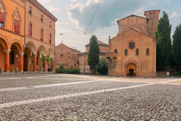 Piazza Santo Stefano Blick Auf Die Fassade Der Basilika Und Stockbild