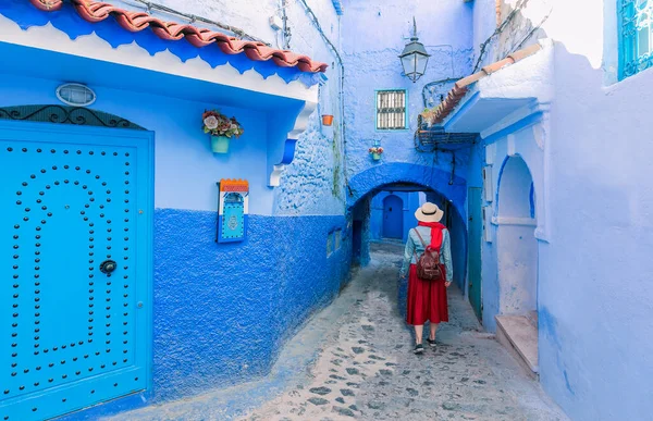 Colorido Viaje Por Marruecos Mujer Joven Vestido Rojo Caminando Medina — Foto de Stock