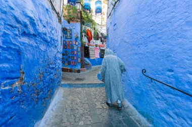 Şef Chaouen Caddesi, Fas 'ta yürüyen adam.