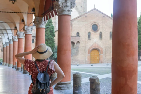 Junger Eleganter Tourist Mit Hut Auf Der Piazza Santo Stefano — Stockfoto