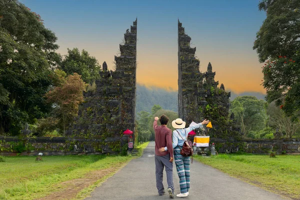 Pareja Feliz Vacaciones Caminando Por Templo Hindú Bali Indonesia Puerta — Foto de Stock