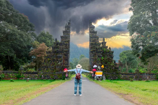 Tourist Woman Backpack Hat Vacation Walking Hindu Temple Bali Indonesia — Foto de Stock
