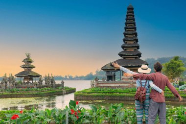 Bali 'deki ulun datu bratan tapınağında kalan bir çift. Gezgin yaşam tarzı egzotik seyahat konsepti