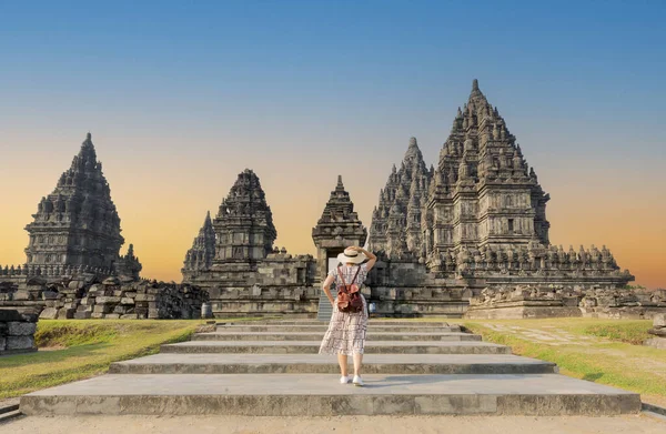Mujer Viajera Templo Prambanan Cerca Ciudad Yogyakarta Java Central Indonesia — Foto de Stock