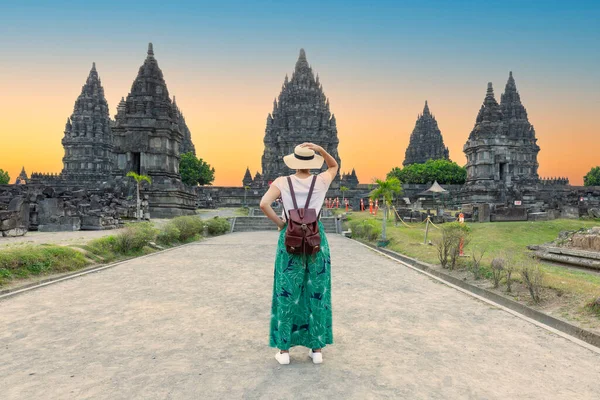 Női Utazó Prambanan Templom Közelében Yogyakarta Város Közép Jáva Indonézia — Stock Fotó