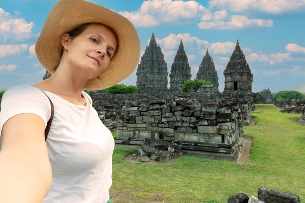 Joven Turista Disfrutar Tomar Selfies Complejo Del Templo Hindú Prambanan — Foto de Stock