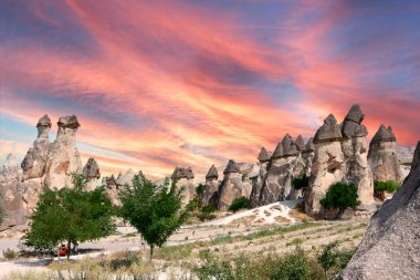 Güzel manzara Kapadokya taşı ve Goreme Milli Parkı 'nda at turu yapan eski mağara evi..