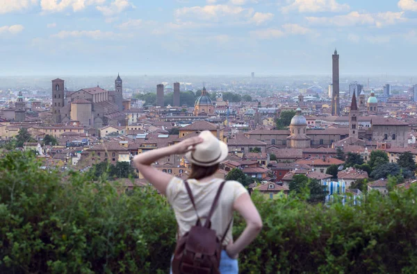 Joven Turista Mirando Panorama Bolonia —  Fotos de Stock